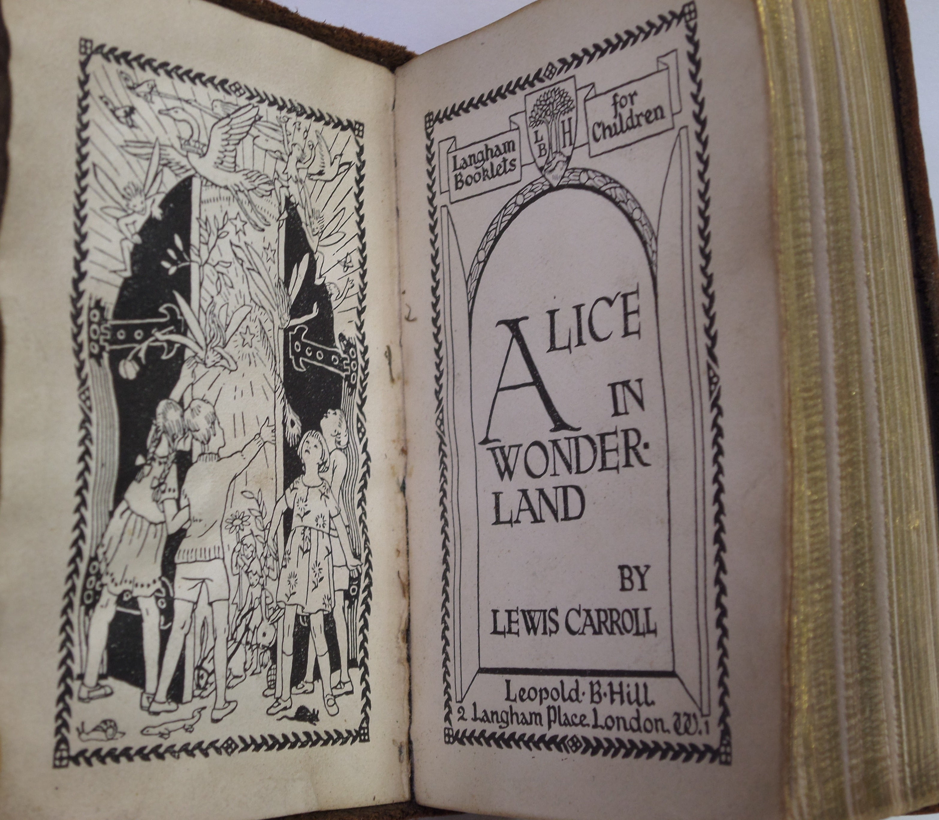 ALICE IN WONDERLAND BY LEWIS CARROLL C. 1910 LANGHAM BOOKLETS MINIATURE EDITION