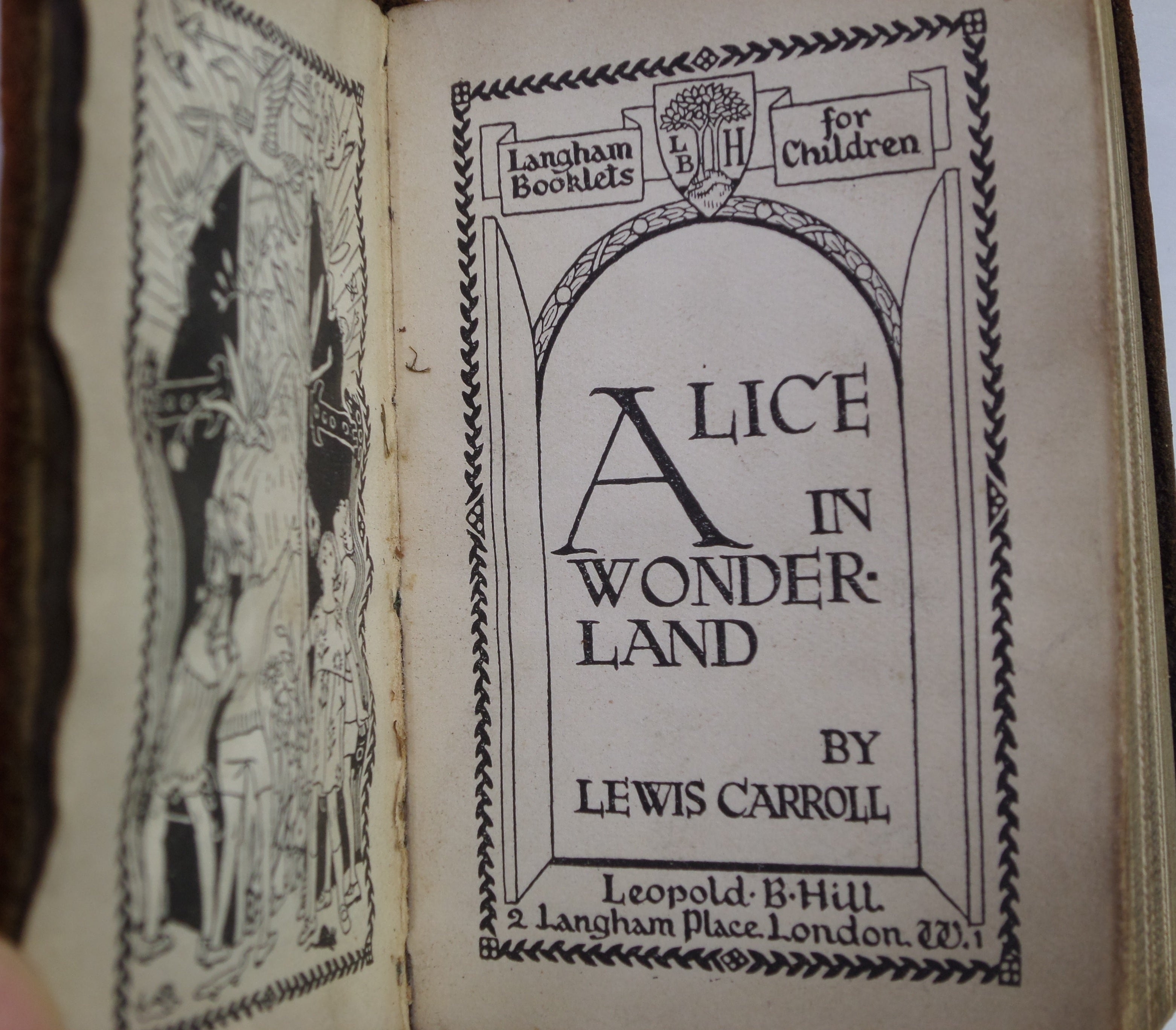 ALICE IN WONDERLAND BY LEWIS CARROLL C. 1910 LANGHAM BOOKLETS MINIATURE EDITION
