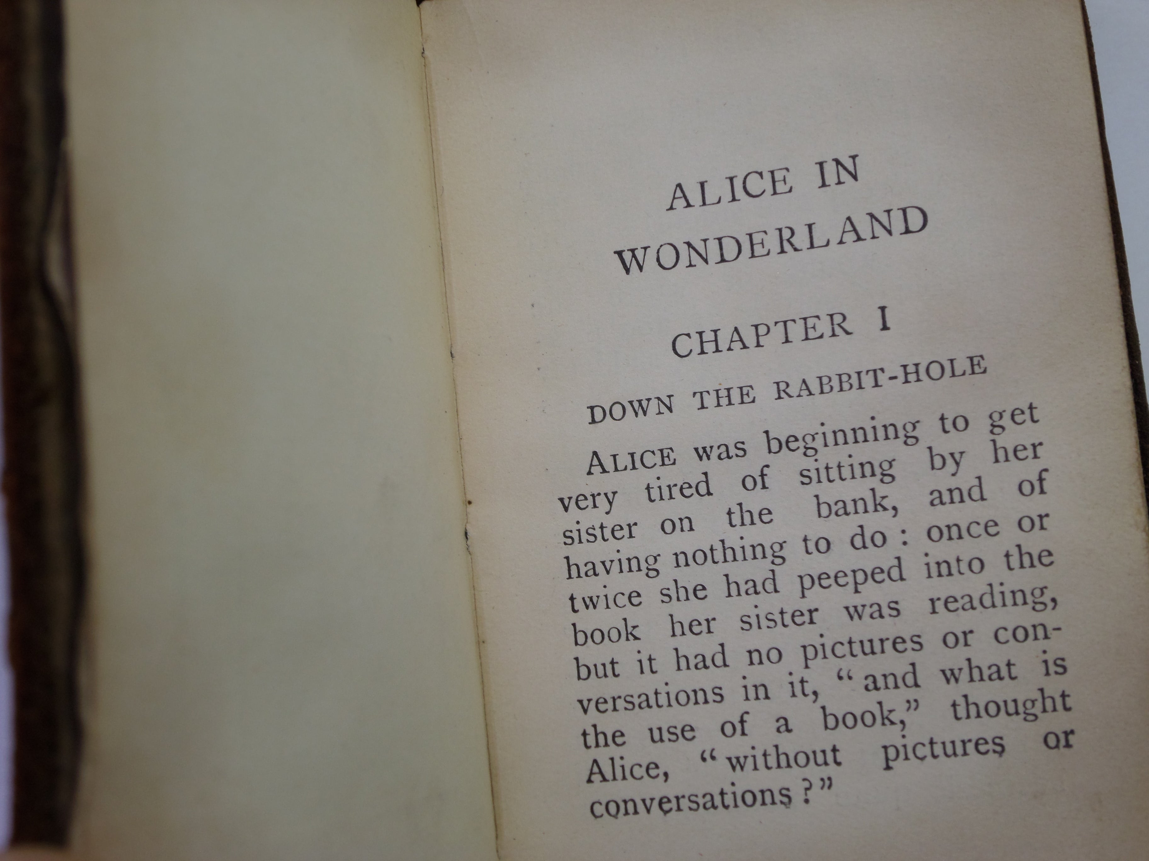 ALICE IN WONDERLAND BY LEWIS CARROLL C. 1910 LANGHAM BOOKLETS MINIATURE EDITION