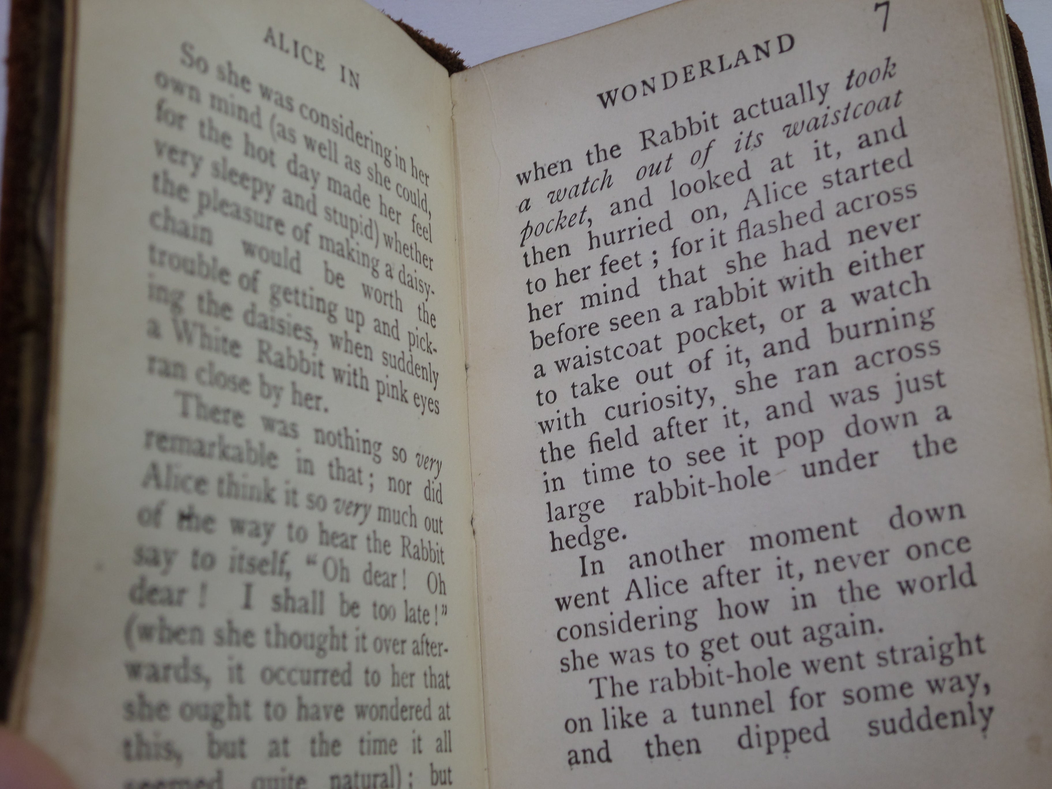 ALICE IN WONDERLAND BY LEWIS CARROLL C. 1910 LANGHAM BOOKLETS MINIATURE EDITION