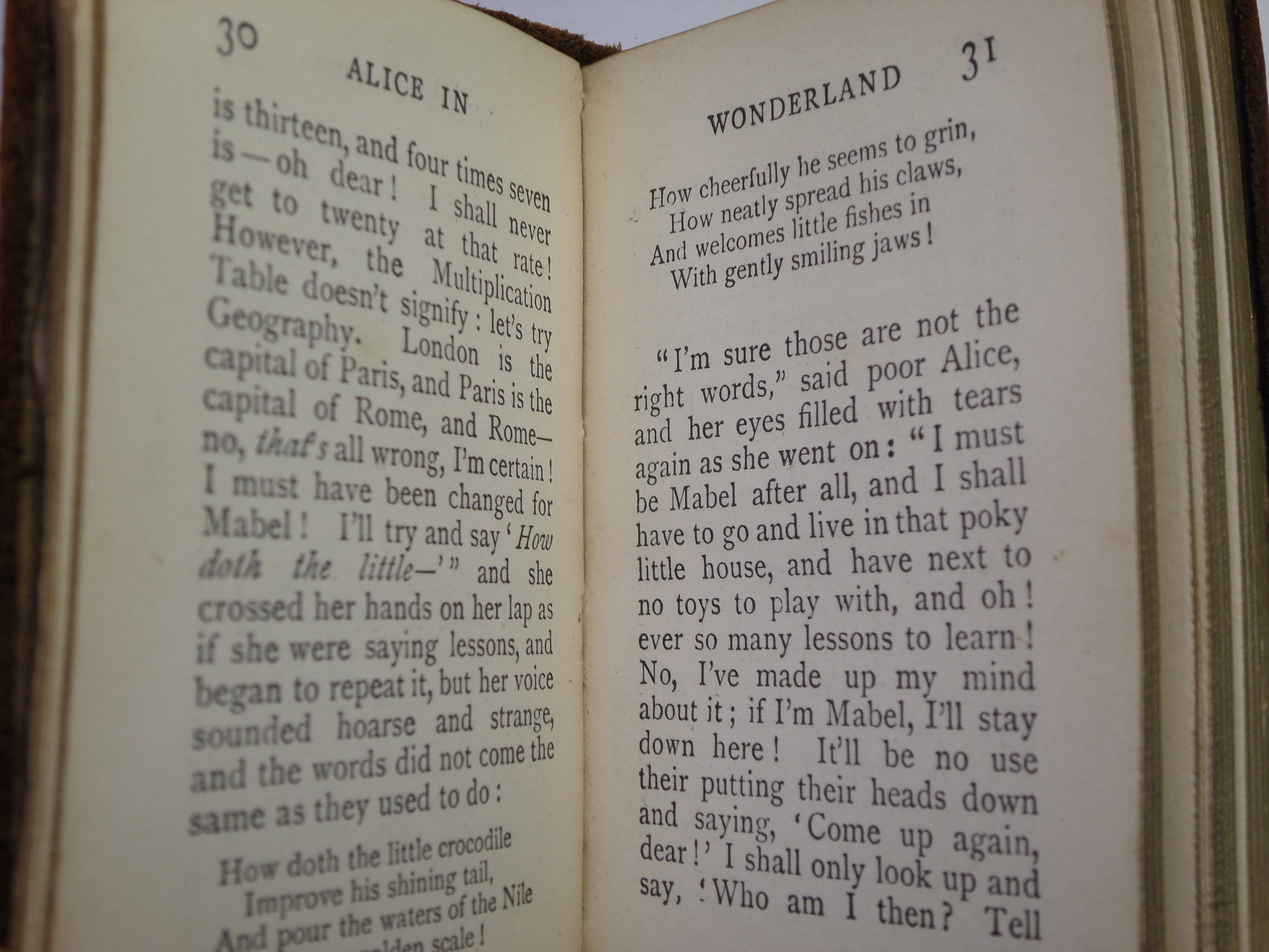 ALICE IN WONDERLAND BY LEWIS CARROLL C. 1910 LANGHAM BOOKLETS MINIATURE EDITION