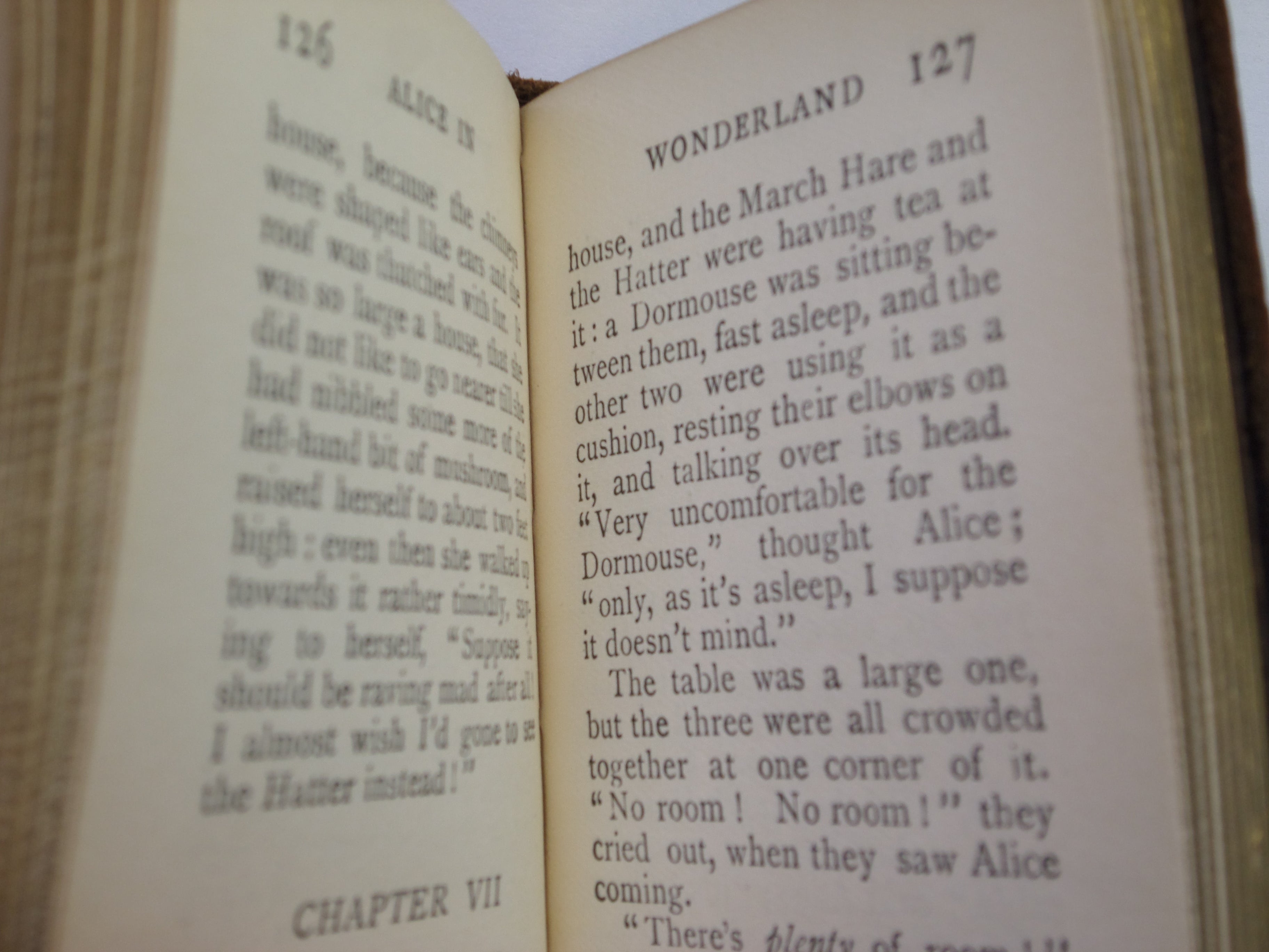 ALICE IN WONDERLAND BY LEWIS CARROLL C. 1910 LANGHAM BOOKLETS MINIATURE EDITION