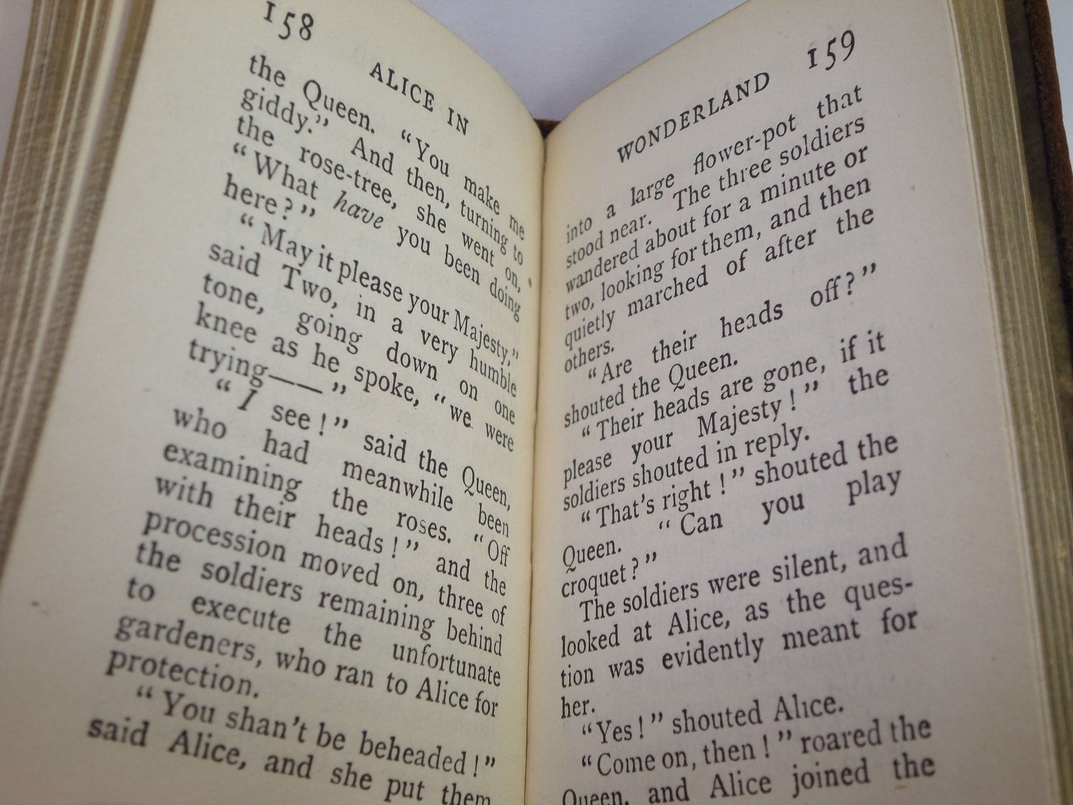 ALICE IN WONDERLAND BY LEWIS CARROLL C. 1910 LANGHAM BOOKLETS MINIATURE EDITION