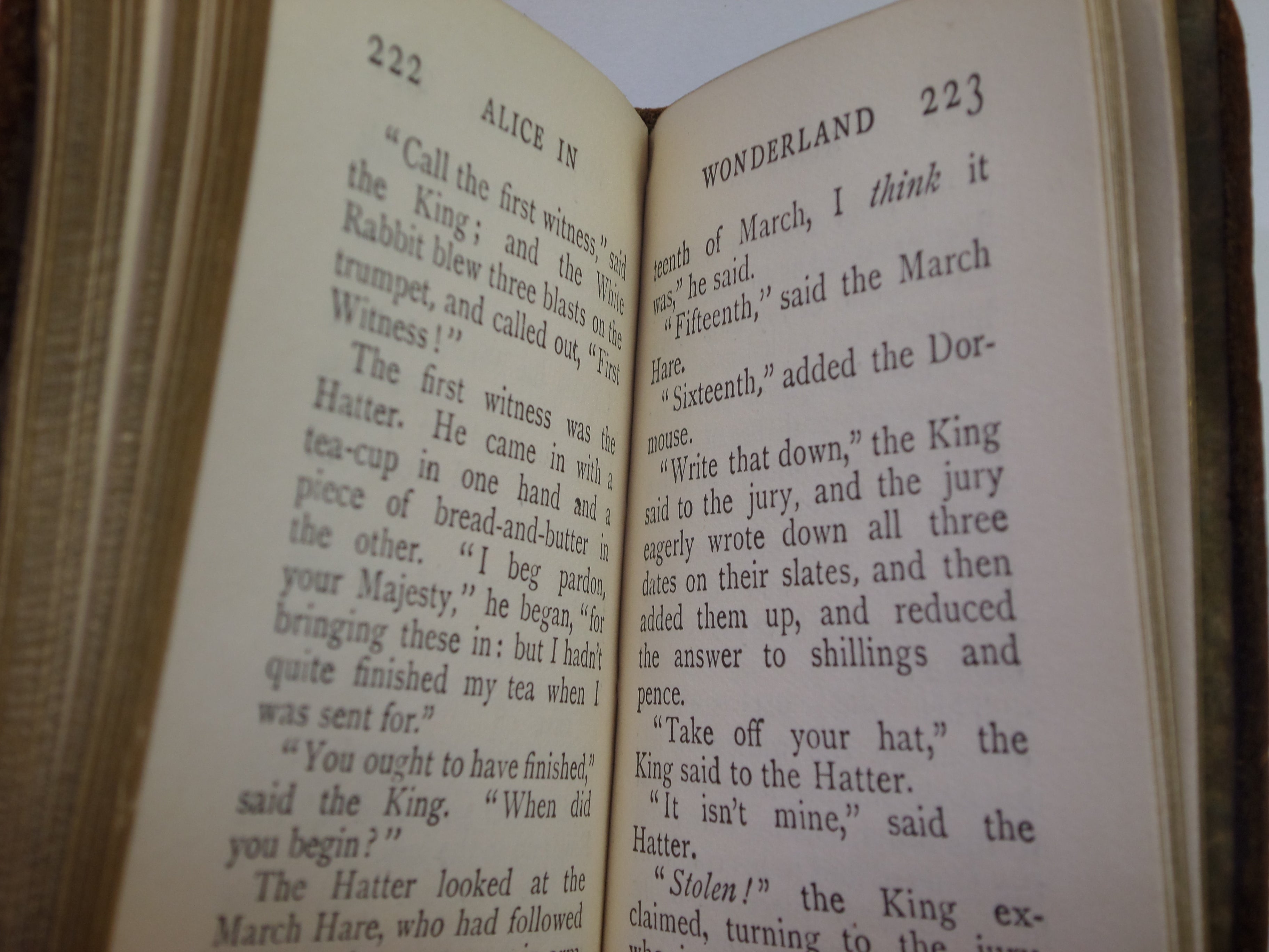 ALICE IN WONDERLAND BY LEWIS CARROLL C. 1910 LANGHAM BOOKLETS MINIATURE EDITION