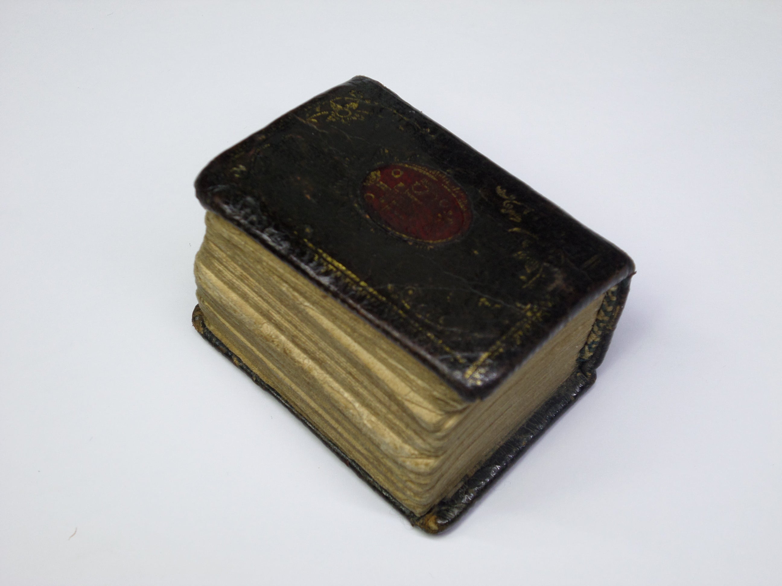 THE BIBLE IN MINIATURE 1780 LEATHER BINDING, ILLUSTRATED