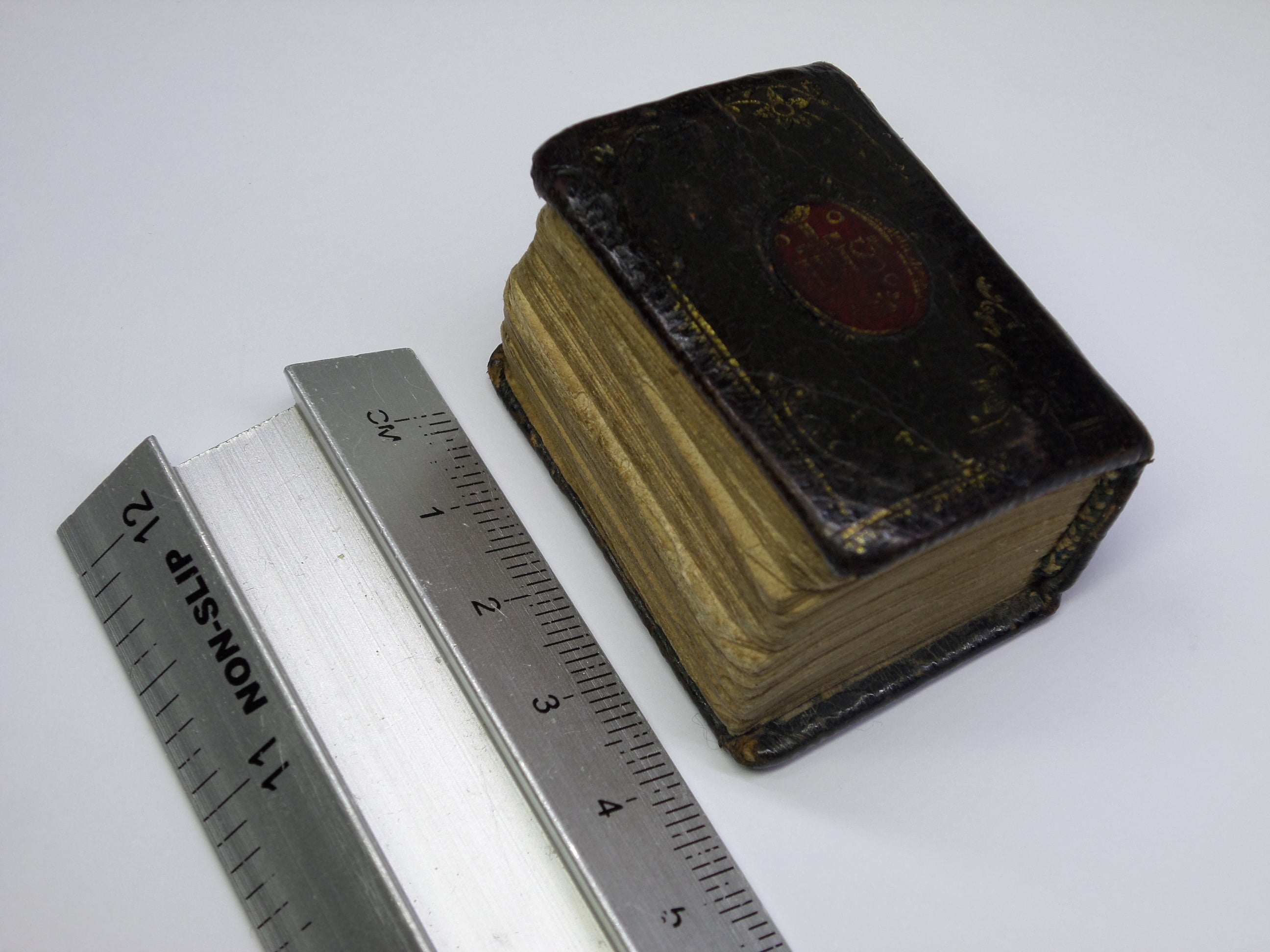 THE BIBLE IN MINIATURE 1780 LEATHER BINDING, ILLUSTRATED