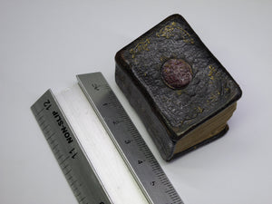 THE BIBLE IN MINIATURE 1780 LEATHER BINDING, ILLUSTRATED