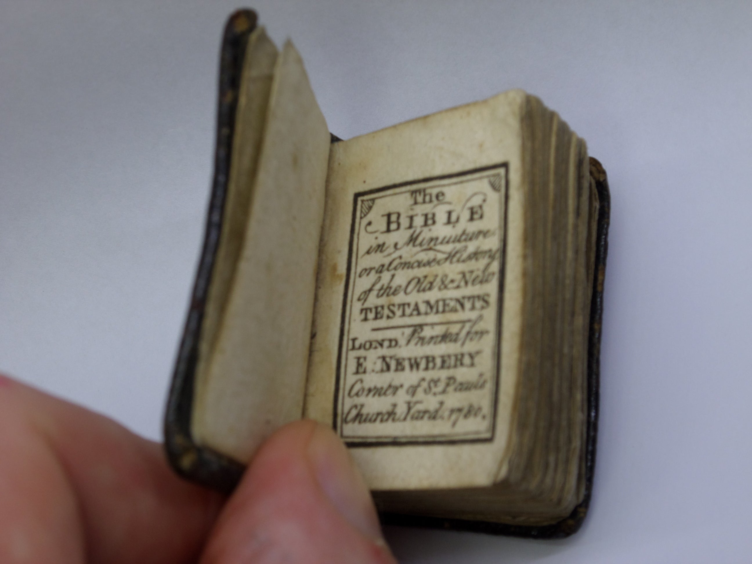 THE BIBLE IN MINIATURE 1780 LEATHER BINDING, ILLUSTRATED